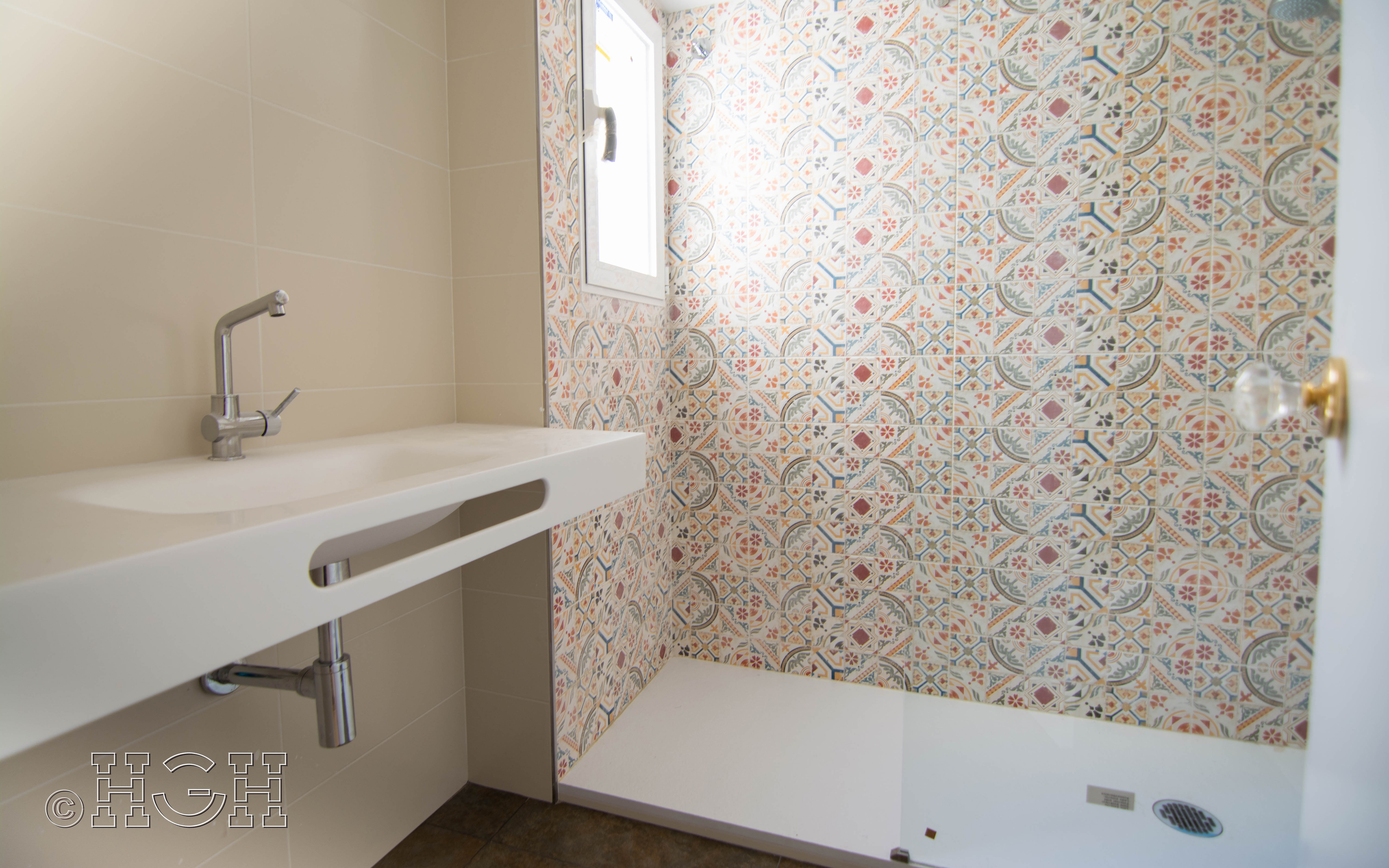Detalle de acabado de baño con ducha en blanco del piso en valencia. Construcción y reforma realizada íntegramente por personal de Global Home Happiness.