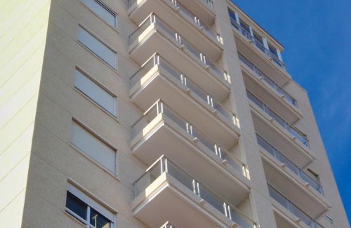 Detalle de estado final en fachada del Proyecto básico y de ejecución del Edificio Torre del Castillo, en Jávea, Alicante. Proyecto, dirección de obra y rehabilitación de fachada realizada íntegramente por personal de Global Home Happiness