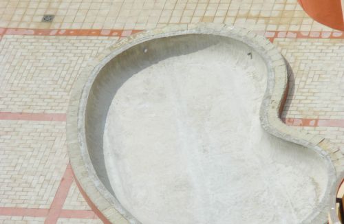Fase de impermeabilización de piscina infantil en edificio de vivienda en Gola de Puchol, Valencia. Obra de refuerzo estructural realizado por personal de Global Home Happiness